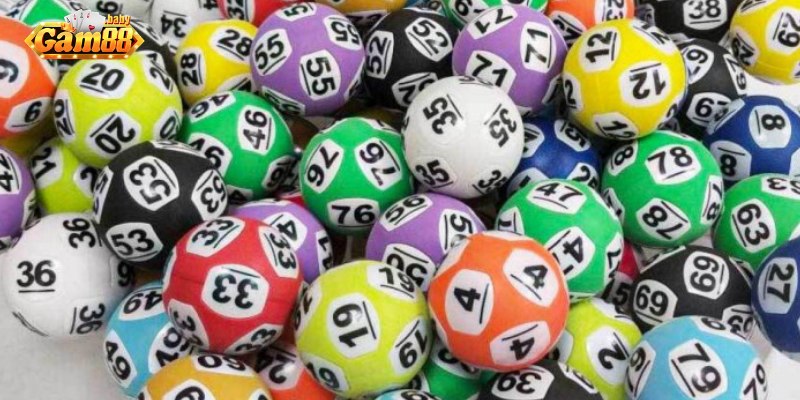 Người chơi đang nghiên cứu bảng kết quả xổ số để tìm quy luật lô gan