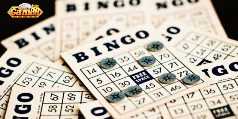 Người chơi đang chọn số để tham gia lô tô